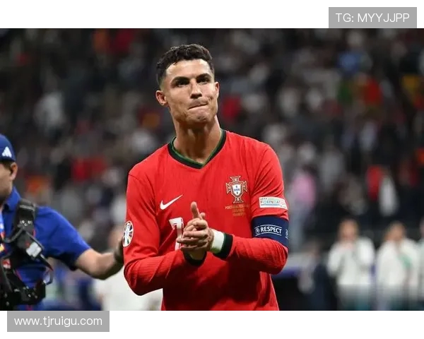 聚焦世界足球巨星成长历程与赛场传奇全景呈现荣耀瞬间与未来展望